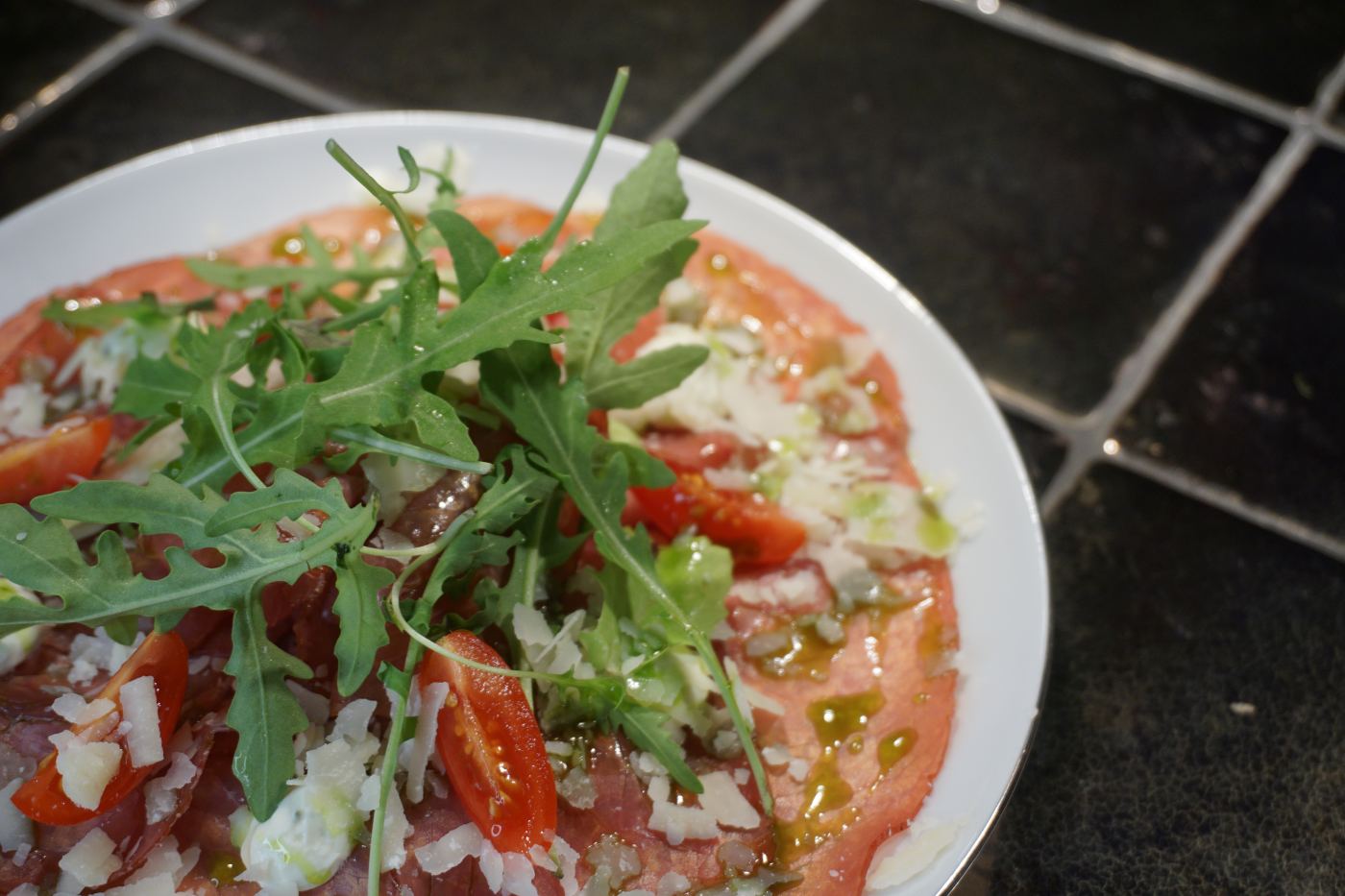 carpaccio-rund-parmezaan-basilicum-rucola