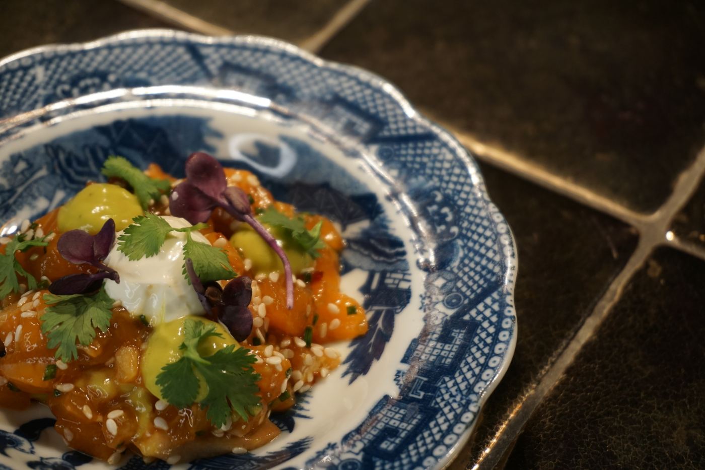 oosterse-tartaar-van-zalm-met-sushirijst-en-mango