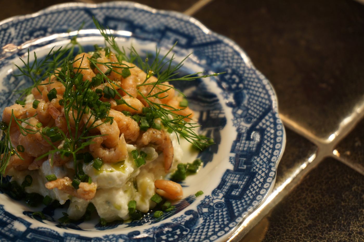 polderaardappeltje-met-garnaal-en-groene-kruiden