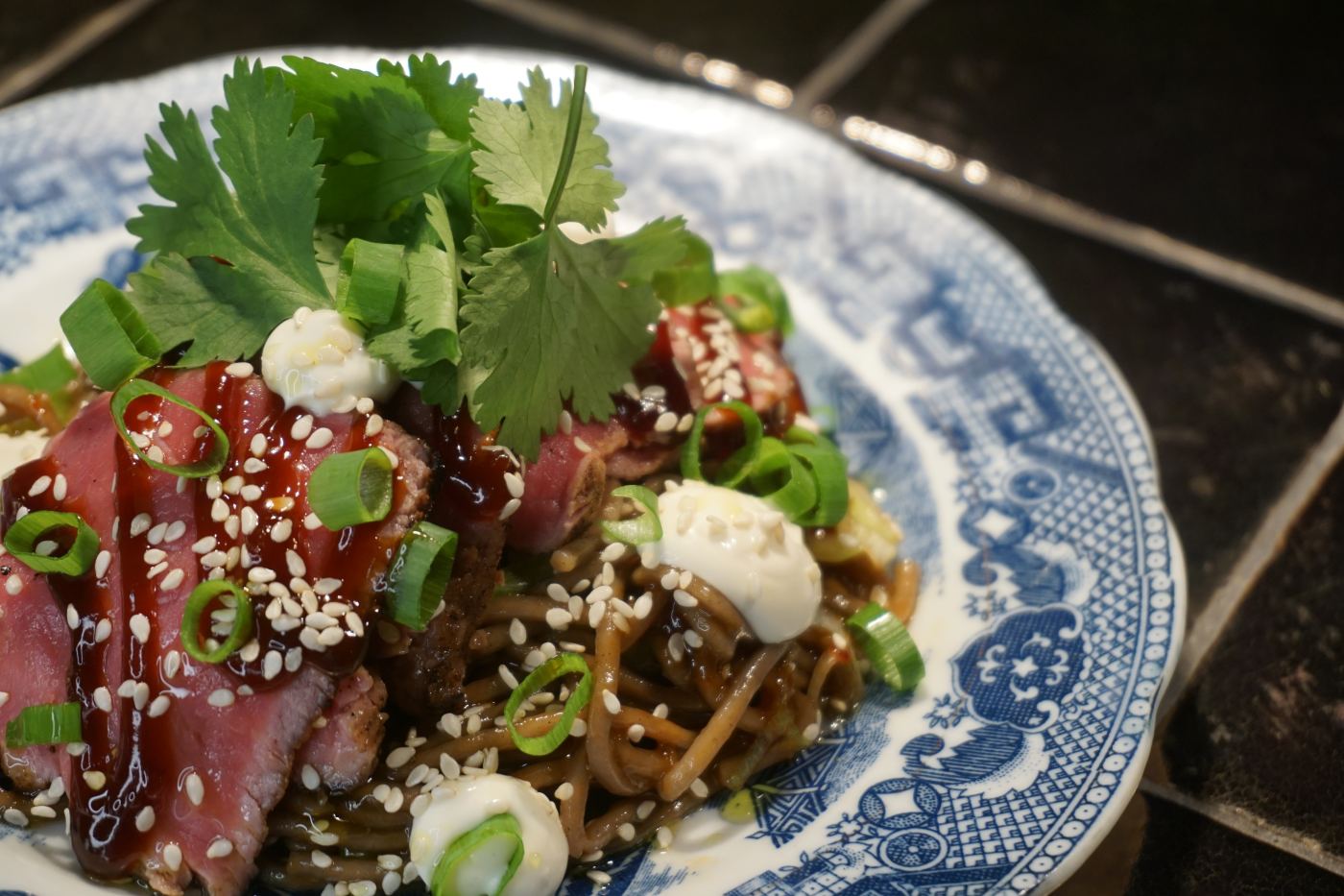 tataki-kort-gebakken-van-rundsfilet-edamame-sobanoedels